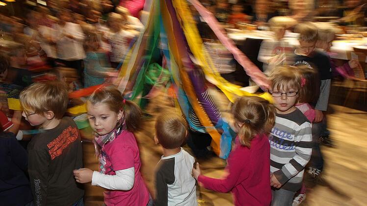 Der Bändertanz der Kindergartenkinder