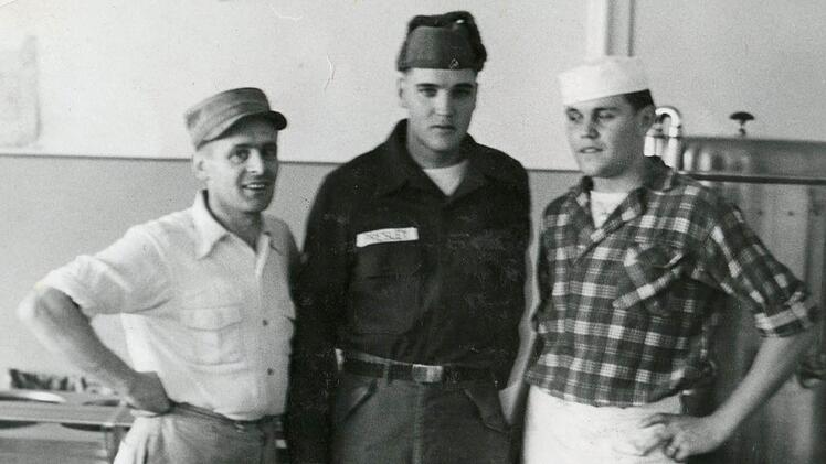 ...und 1959 zusammen mit seinem Arbeitskollegen Walter Martin (links) und Elvis Presley im Offizierscasino der Wildfleckener US-Kaserne.