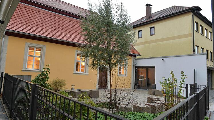 Judengasse 14 (linkes Gebäude)Das Haus war 1778 von einem Juden gekauft worden und diente ab 1902 als Gemeindehaus. Das Obergeschoss war vermietet, unten wohnte der Lehrer. Arnold Seliger war der letzte jüdische Lehrer in Lichtenfels. Als die Synagoge nebenan (Gebäude rechts) in der Pogromnacht geschändet wurde, zerriß und zerstörte der Mob auch den Hausrat des Lehrerehepaares. Protokolle von Zeugenaussagen vor der Staatsanwaltschaft Coburg aus dem Jahr 1949 belegen, wie Hitlerjungen mit Reit...