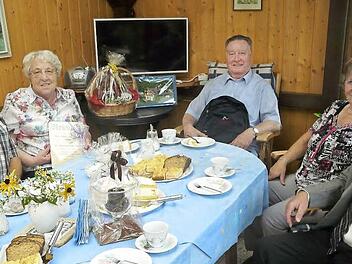 Rose-Marie und Heinz Müller (links) zusammen mit den Vermietern und dem Bürgermeister  Foto: hl