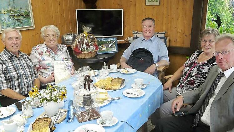 Rose-Marie und Heinz Müller (links) zusammen mit den Vermietern und dem Bürgermeister  Foto: hl