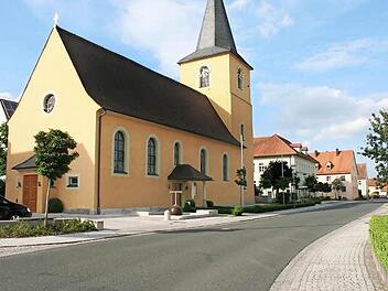 Der neu gestaltete zentrale Platz vor der Sambacher Kirche Foto: Evi Seeger