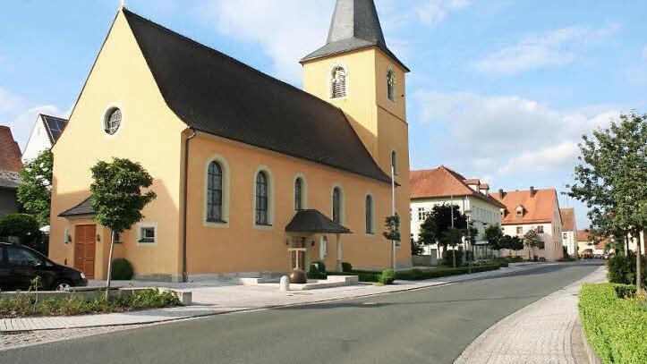 Der neu gestaltete zentrale Platz vor der Sambacher Kirche Foto: Evi Seeger
