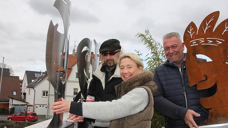 Der Künstler Guido Häfner (links), Christiane Neuhaus und Hubert Neuhaus mit Figuren ihres neuen Zauns.  Foto: Ekkehard Roepert