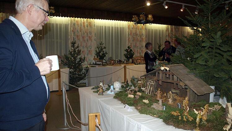 Franz Behrschmidt ist ganz versunken in den Anblick der Weihnachtskrippe. Foto: Susanne Deuerling