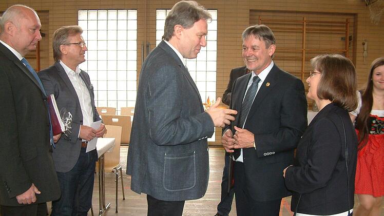 Landrat Klaus Löffler gratulierte seinem Stellvertreter Gerhard Wunder. In der Warteschleife Peter Ebertsch und Rainer Detsc.