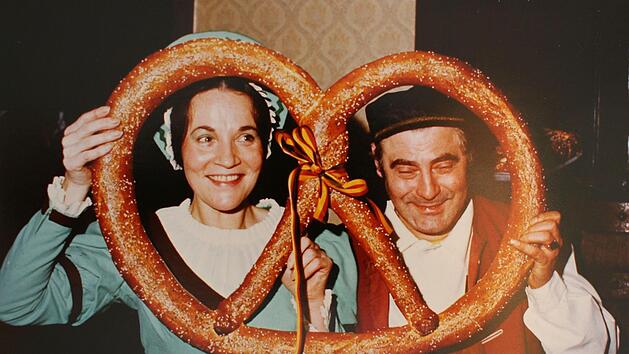 Sonja Tobisch und ihr Mann G&uuml;nther 1977  bei der 500-Jahr-Feier des Hauses, in dem das Goldene Kreuz untergebracht ist.privat