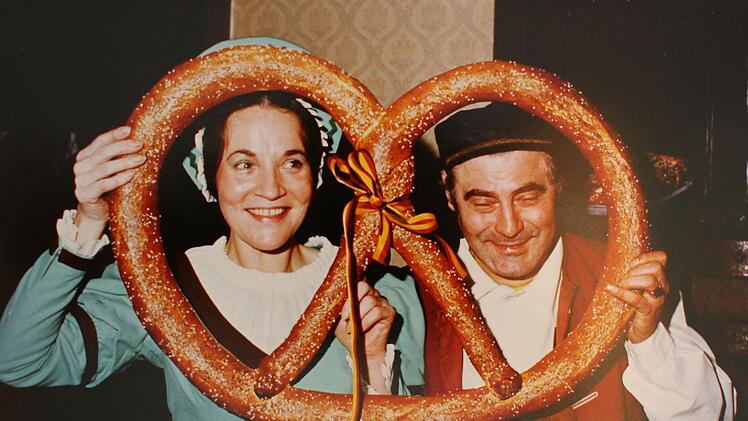 Sonja Tobisch und ihr Mann Günther 1977  bei der 500-Jahr-Feier des Hauses, in dem das Goldene Kreuz untergebracht ist.privat