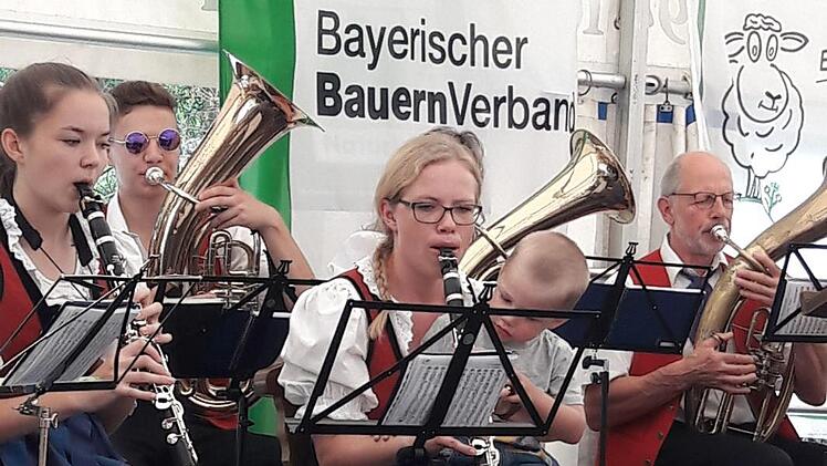 Der Tag des offenen Bauernhofes in Kleinwenkheim wurde von der Dorfgemeinschaft und dem Musikverein unterstützt. Hartmut Hessel