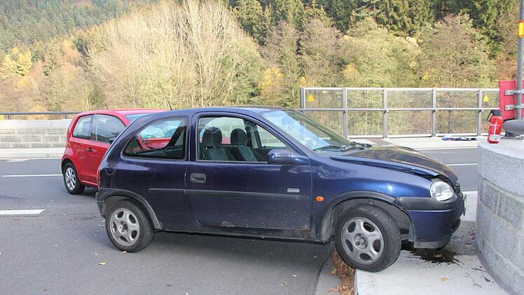Der Fahrer des roten Skoda hat am Freitagnachmittag (26.10.2018) beim Linksabbiegen in Lauenstein den blauen Opel übesehen. Foto: Andreas Schmitt