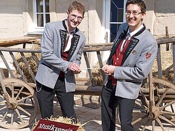Die Dirigenten des Musikvereins Größau-Posseck, Daniel Sünkel (links) und Jens Lang, haben zusammen mit ihren Musikanten ein abwechslungsreiches Programm einstudiert. Foto: Karl-Heinz Hofmann