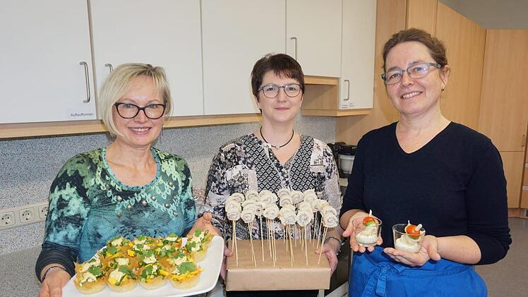 Mundgerechte Kleinigkeiten haben Elisabeth Knacker (Frankenheim), Martina Seuffert und Isolde Kleinhenz bei der VLF Fortbildung zum Thema "Fingerfood" in der Bischofsheimer Schulküche hergestellt. Elisabeth Knacker hat aus Filoteig essbare Becher gebacken und mit Gemüse und Hähnchenbrustfilet gefüllt, Martina Seuffert hat pikante Lollis aus Sandwichtoast gerollt und Isolde Kleinhenz Tortellini-Spieße mit Marscarpone-Creme.Marion Eckert