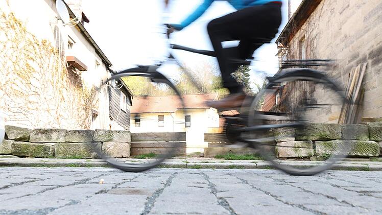 Fahrradfahren in Kronach ist nicht immer mit Spaß verbunden. Kopfsteinpflaster und Einbahnstraßen erschweren die Strecke. Foto: Marian Hamacher