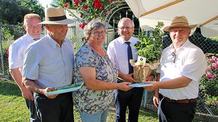 Im Garten von Ruth Geyer (Bildmitte) in Maßbach wurde die Aktion "Tag der  offenen Gartentür" in Unterfranken gestartet. Rechts neben ihr  Regierungspräsident  Eugen Ehmann und Landrat Thomas Bold.  Links der  Bezirksvorsitzende des Landesverbandes für Gartenbau und Landespflege,  Otto Hünnerkopf und der Maßbacher Bürgermeister Matthias Klement. Foto:  Dieter Britz