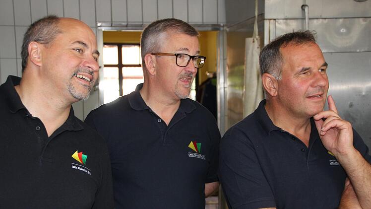 Die Spannung steigt: Wie wird die mit viel fränkischer Leidenschaft kreierte DFB (Drei-Franken-Bratwurst) schmecken? Die Bürgermeister Johannes Krapp, Ernst Nickel und Armin Luther schauen gebannt zu, wie Metzger Martin Kreß wurstelt. Diana Fuchs