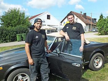 Marcel Schneider (links) und Florian Weller haben 50 Jahre nach Woodstock auch ein kleines Fest mit Band organisiert. Fotos: Manfred Welker