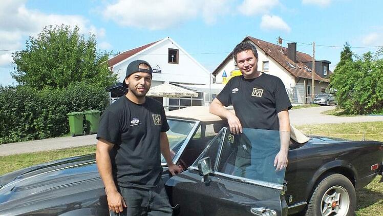 Marcel Schneider (links) und Florian Weller haben 50 Jahre nach Woodstock auch ein kleines Fest mit Band organisiert. Fotos: Manfred Welker