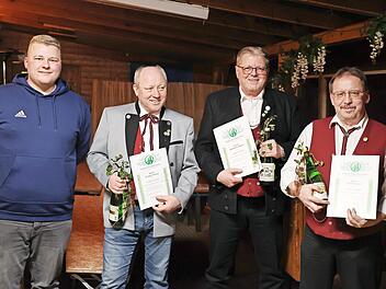 FSV-Vorsitzender Fabian Gebhard (von links) ehrte Gregor Dresel, Wendelin Häfner und Erich Kirsch für 40 Jahre Mitgliedschaft beim Fränkische-Schweiz-Verein Wolfsburg.