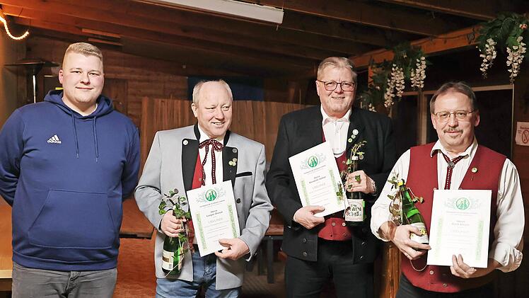 FSV-Vorsitzender Fabian Gebhard (von links) ehrte Gregor Dresel, Wendelin Häfner und Erich Kirsch für 40 Jahre Mitgliedschaft beim Fränkische-Schweiz-Verein Wolfsburg.