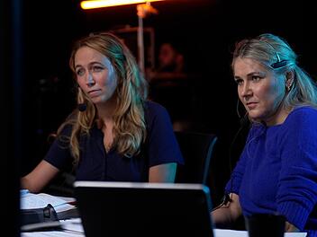 Medienpädagogin Saskia Nakari (links) unterstützt RTL-Reporterin Maria Mack beim TV-Experiment.