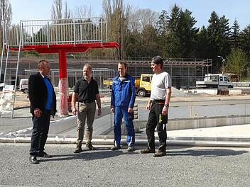 Noch ist das Bischofsheimer Freibad eine große Baustelle. Doch die Eröffnung rückt in greifbare Nähe. Mitte Juni möchte Bürgermeister Udo Baumann das Freibad eröffnen. Vielleicht wagt er ja als erster den Sprung ins neue Becken. Von links: Bürgermeister Udo Baumann, Christoph Kirchner, Bademeister Richard Eußner und Bauhofleiter Harald Tratt.  Foto: Marion Eckert