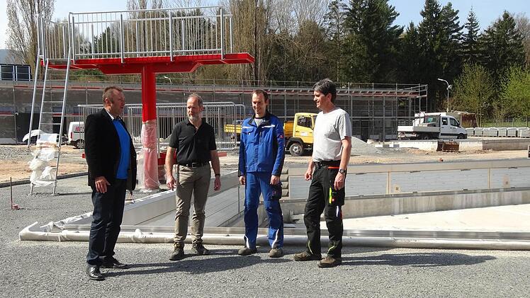 Noch ist das Bischofsheimer Freibad eine große Baustelle. Doch die Eröffnung rückt in greifbare Nähe. Mitte Juni möchte Bürgermeister Udo Baumann das Freibad eröffnen. Vielleicht wagt er ja als erster den Sprung ins neue Becken. Von links: Bürgermeister Udo Baumann, Christoph Kirchner, Bademeister Richard Eußner und Bauhofleiter Harald Tratt.  Foto: Marion Eckert
