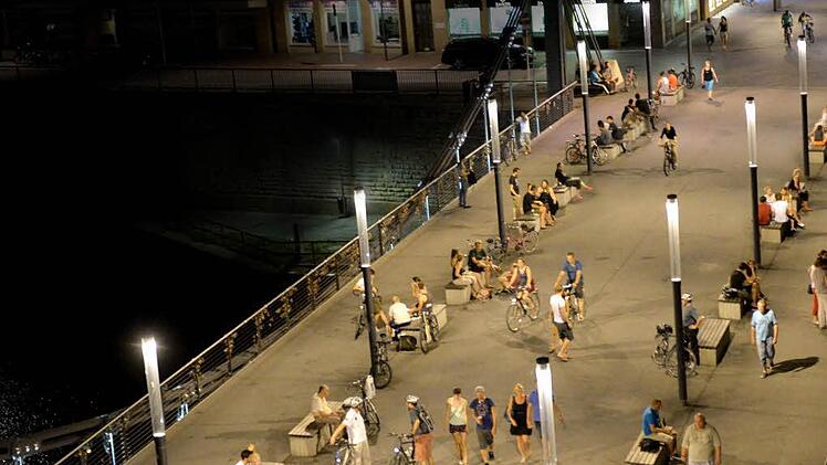 An warmen Sommerabenden verweilen Menschen nicht nur auf, sondern auch unter und neben der Brücke. Foto: Ronald Rinklef