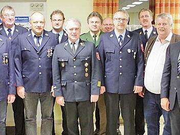 Im Rahmen der Hauptversammlung wurden die staatlichen Ehrungen vorgenommen. Holger Schmidt ( 6. von rechts) erhielt das staatliche Feuerwehrehrenzeichen in Silber, Gerhard Rentsch (4. von rechts) das Feuerwehrehrenzeichen in Gold. Fotos: Veronika Schadeck
