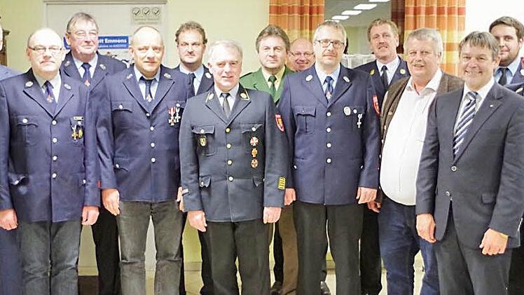 Im Rahmen der Hauptversammlung wurden die staatlichen Ehrungen vorgenommen. Holger Schmidt ( 6. von rechts) erhielt das staatliche Feuerwehrehrenzeichen in Silber, Gerhard Rentsch (4. von rechts) das Feuerwehrehrenzeichen in Gold. Fotos: Veronika Schadeck