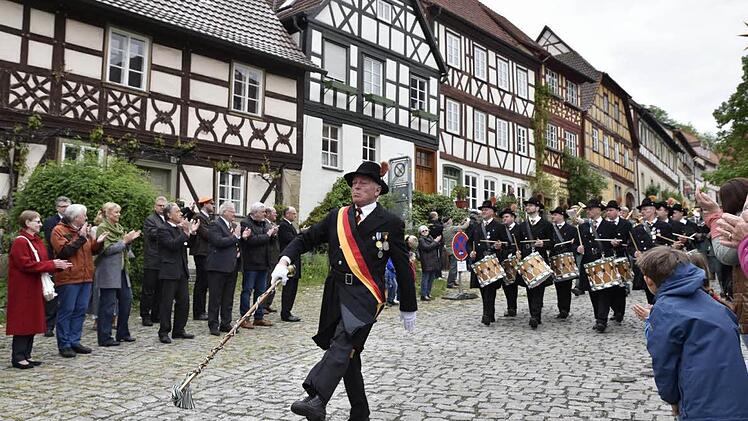 Im Stechschritt am Salzmarkt vorbei: Tambourmajor Erich Barfuß und seine Trommler
