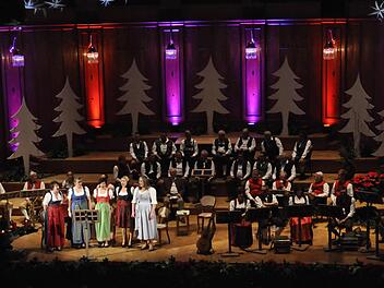 Die illuminierte Bühne im Großen Saal des Regentenbaues bot die passende Kulisse für berührende Musik und wunderschöne fränkische Lieder.