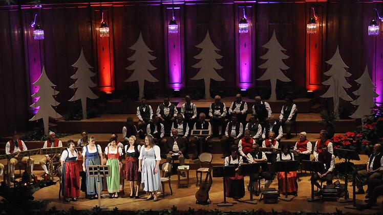 Die illuminierte Bühne im Großen Saal des Regentenbaues bot die passende Kulisse für berührende Musik und wunderschöne fränkische Lieder.
