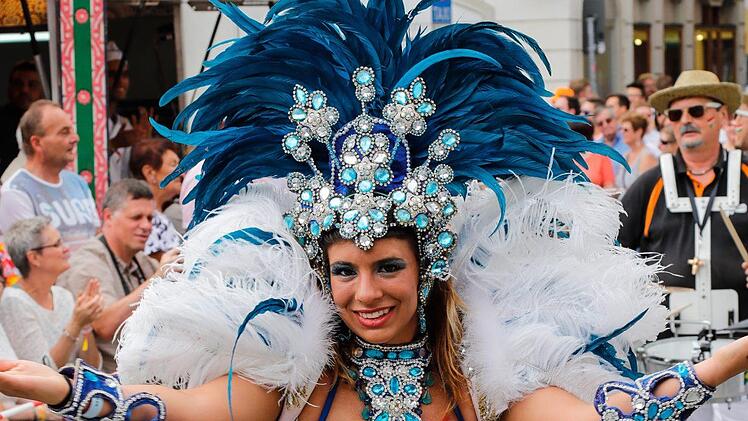 Impressionen vom großen Samba-Umzug durch Coburg.  Foto: Matthias Hoch