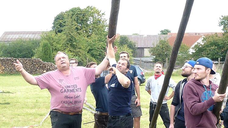 Walter Nussel ist der Boss beim Baumaufstellen und er musste die Burschen schon mal rüffeln.  Foto: Richard Sänger