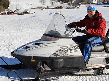 WFC-Vorstand Ullrich Flurschütz fährt die Piste ab, auf der am Samstag das Ski- und Snowboardrennen stattfinden wird. Im Hintergrund werden Festzelte aufgebaut. Fotos: Jutta Rudel