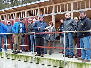 Die Marktgemeinderäte nahmen mit Vertretern des Fördervereins Familienschwimmbad Streitberg bei der ersten Badbegehung am Dienstagnachmittag auch die Umkleidekabinen unter die Lupe. Foto: Thomas Weichert
