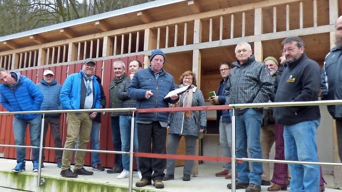 Die Marktgemeinderäte nahmen mit Vertretern des Fördervereins Familienschwimmbad Streitberg bei der ersten Badbegehung am Dienstagnachmittag auch die Umkleidekabinen unter die Lupe. Foto: Thomas Weichert