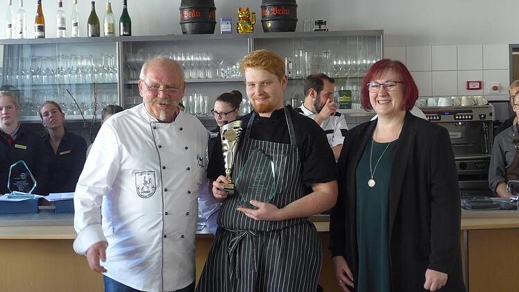 Stadtmeister Danny Gebhardt mit Robert Müller, Vorstand  des Vereins Bamberger Köche sowie der Schulleiterin Ruth Bankmann