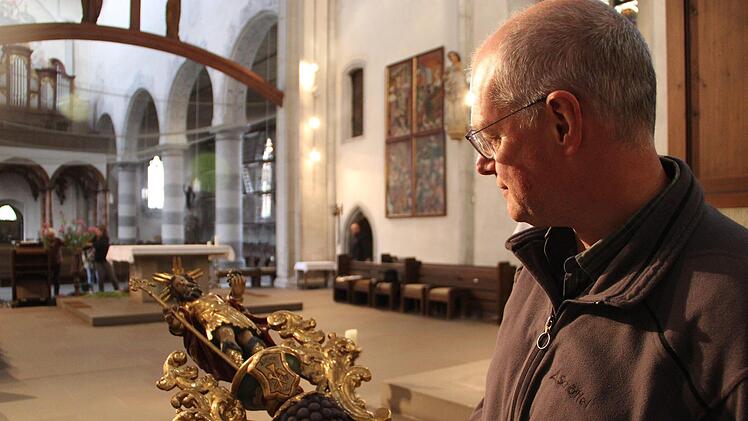 Während der Sanierung der Kirchenfenster müssen die Zunftstangen ins Hennebergmuseum.Heike Beudert