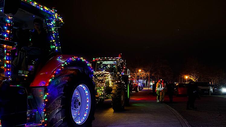 Weihnachtlich geschmückte Traktoren: "Ein Funken Hoffnung für alle" Lichterfahrt