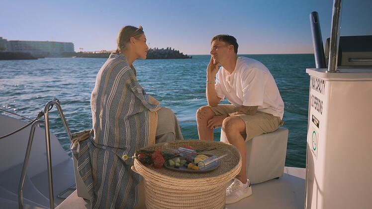 Der Fotograf flirtet auf einem Katamaranausflug auch mit Viktoria.