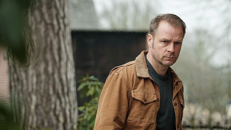 Es ist eine ungewöhnliche Geschichte, die Hauptdarsteller und Regisseur Hinnerk Schönemann im zweiten von ihm inszenierten "Nord bei Nordwest"-Krimi erzählt: Ein Familienvater offenbart posthum sein Doppelleben.