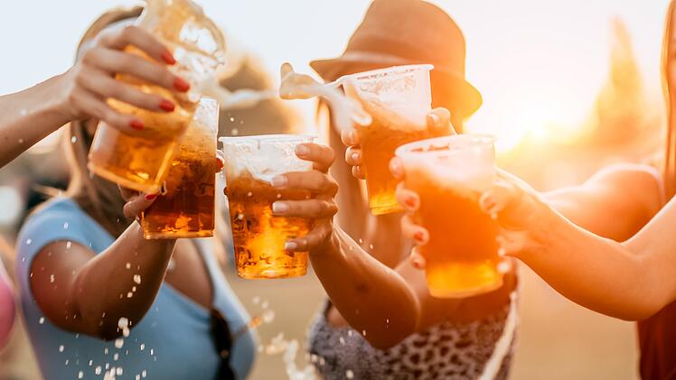 Female friends cheering with beer at music festival Bierbecher Trinkenden Frauen weiblich Alkohol Bier WackenOpenAir Wacken2026 MetalFestival Bierpreis Festivalbier HeavyMetal Jubil&auml;um HolyGround Festivalgel&auml;nde Bechergr&ouml;&szlig;e Preissenkung MetalSzene Headliner Festivalstimmung Schleswig-Holstein Rockfans Openair Festivalbesucher Biertrinken Partystimmung Campingplatz JudasPriest DefLeppard Powerwolf Festivalkultur MetalFamily Infrastruktur Schlamm Festivalwiese ThomasJensen HolgerH&uuml;bner