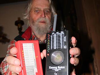 Verwirrend: Reinhardt Kremer von der Initiative "Rhöner Bürger gegen Funkschädigung" misst die Strahlung mit zwei Geräten. Allerdings reagiert nur das schwarze. Das rote Messgerät bleibt stumm. Foto: Ulrike Müller