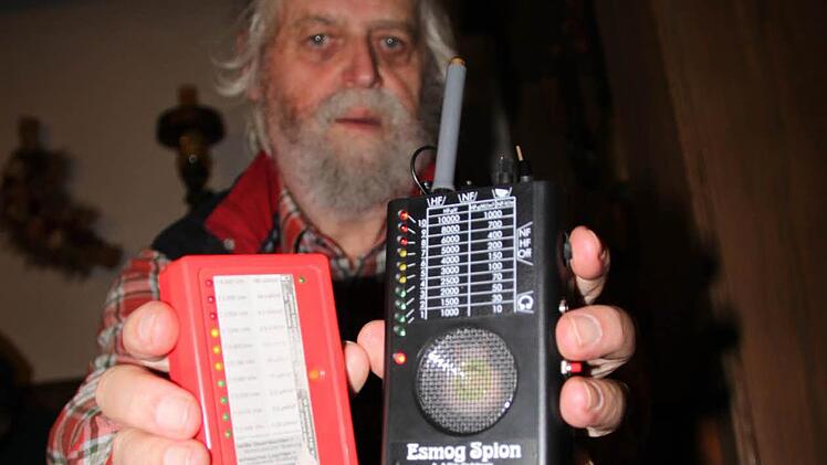 Verwirrend: Reinhardt Kremer von der Initiative "Rhöner Bürger gegen Funkschädigung" misst die Strahlung mit zwei Geräten. Allerdings reagiert nur das schwarze. Das rote Messgerät bleibt stumm. Foto: Ulrike Müller