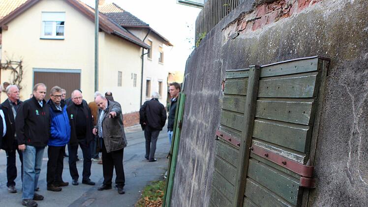 Schief, krumm, brüchig - die Stützmauer neben der Kreisstraße durch Autenhausen.