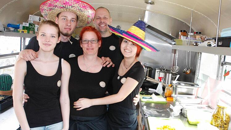 Familienbetrieb "Burrito Bandito": Marc Fürle (hinten r., im Hauptberuf Spediteur) und Nina, Tom, Gattin Heike, Marc und Nadine füllen Weizentortillas mit leckeren mexikanischen Zutaten. Foto: Peter Budig