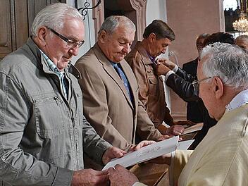 Mit einer Urkunde, der silbernen Ehrennadel des Mesnerverbandes und Präsenten wurden die Mesner der Großwenkheimer Kirche ausgezeichnet. Unser Bild zeigt (von links) Alfons Markert, Fridolin Bauer und Rudolf Schmitt. Ortspfarrer Dr. Benno von Bundschuh überreichte mit Monika Mauer, Arno Schlembach, Burkard Ziegler und Erhard Derleth die Auszeichnung.  Foto: Hanns Friedrich