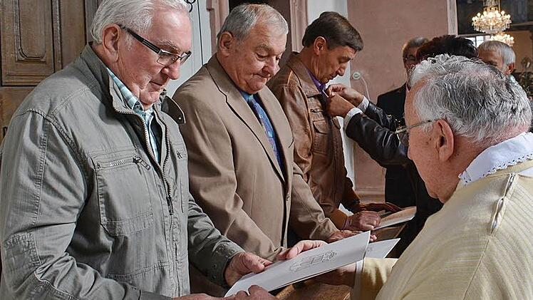 Mit einer Urkunde, der silbernen Ehrennadel des Mesnerverbandes und Präsenten wurden die Mesner der Großwenkheimer Kirche ausgezeichnet. Unser Bild zeigt (von links) Alfons Markert, Fridolin Bauer und Rudolf Schmitt. Ortspfarrer Dr. Benno von Bundschuh überreichte mit Monika Mauer, Arno Schlembach, Burkard Ziegler und Erhard Derleth die Auszeichnung.  Foto: Hanns Friedrich