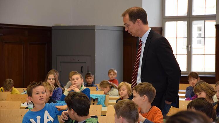 "Suchen und finden im Internet" - darum ging es in der Kinder-Uni-Vorlesung von Andreas Henrich - hier in Bamberg. Foto: Universität Bamberg